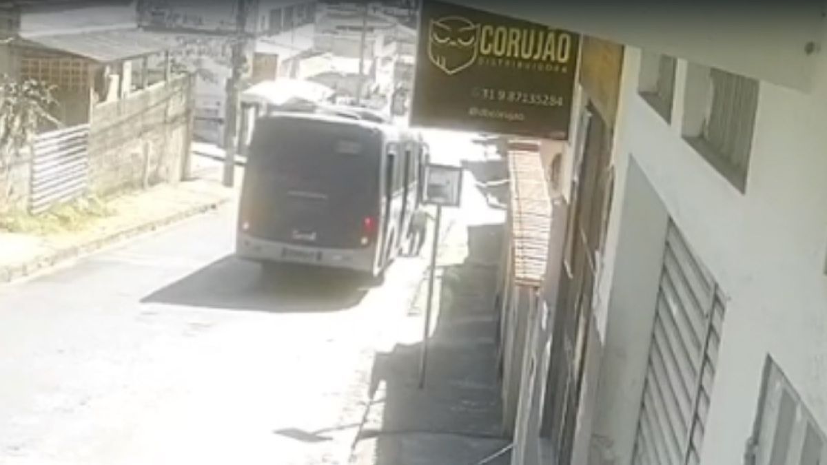 Idosa morre após descer de ônibus, se desequilibrar e ser atropelada no Barreiro, em BH