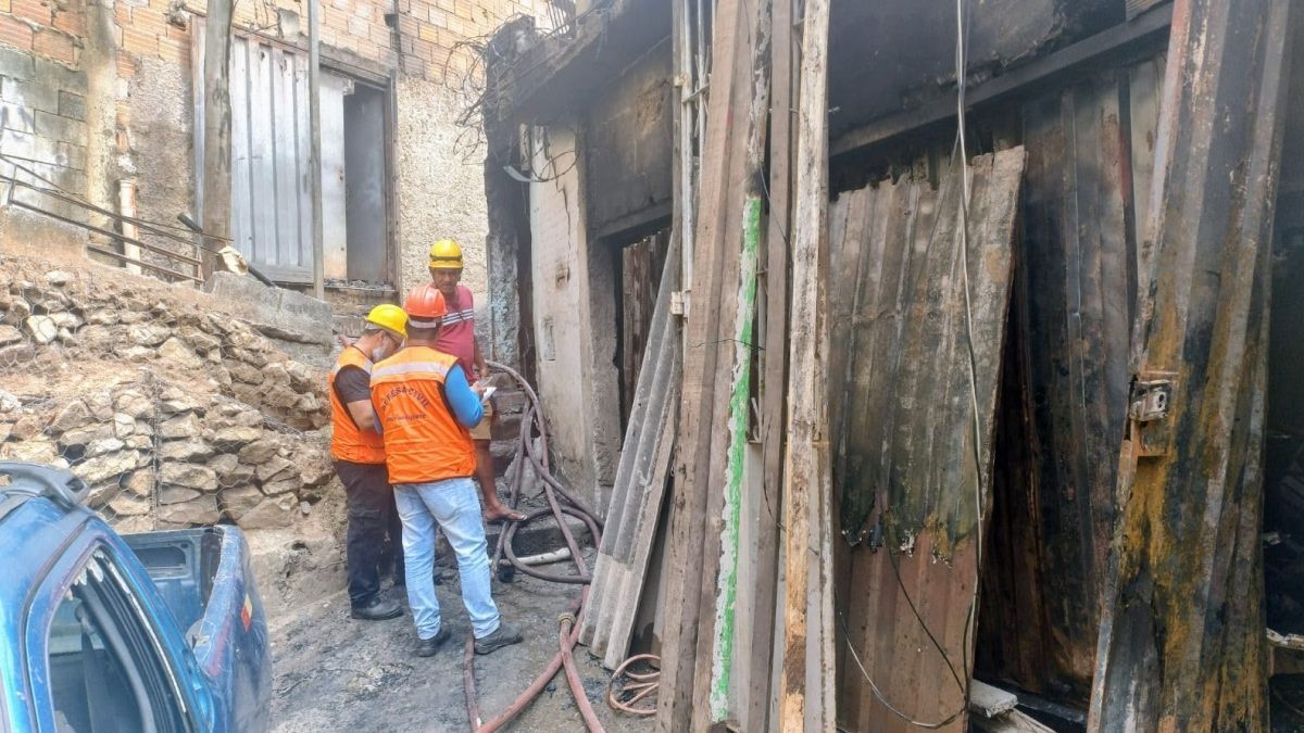 Defesa Civil interdita 3 imóveis após incêndio de grandes proporções em BH