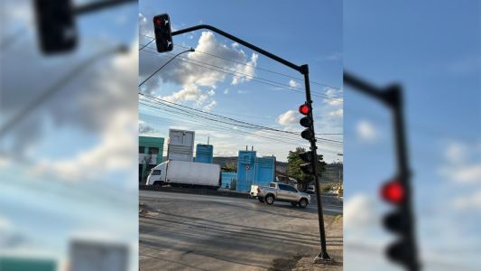 Após acidente, semáforo tem risco de queda em avenida movimentada de Sete Lagoas