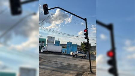 Após acidente, semáforo tem risco de queda em avenida movimentada de Sete Lagoas