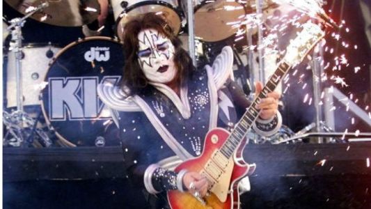 Morre Ace Frehley, guitarrista fundador da banda KISS, aos 74 anos