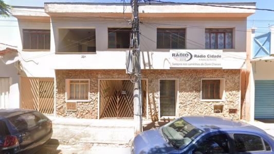 Padre é acusado de invadir rádio e agredir locutor ao vivo no interior de MG