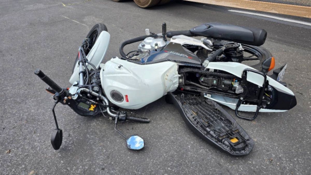 Motociclista morre atropelado por carreta após ser derrubado por carro em Contagem