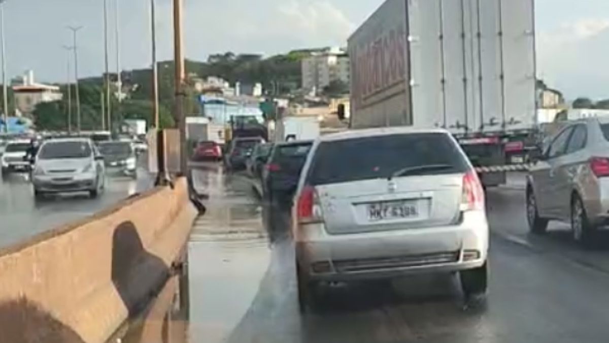 Vídeo: pancada de chuva alaga o Anel Rodoviário de BH e complica o trânsito
