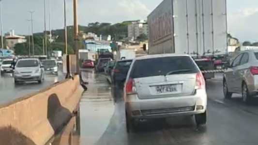 Pancada de chuva alaga o Anel Rodoviário de BH e complica o trânsito