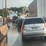Vídeo: pancada de chuva alaga o Anel Rodoviário de BH e complica o trânsito