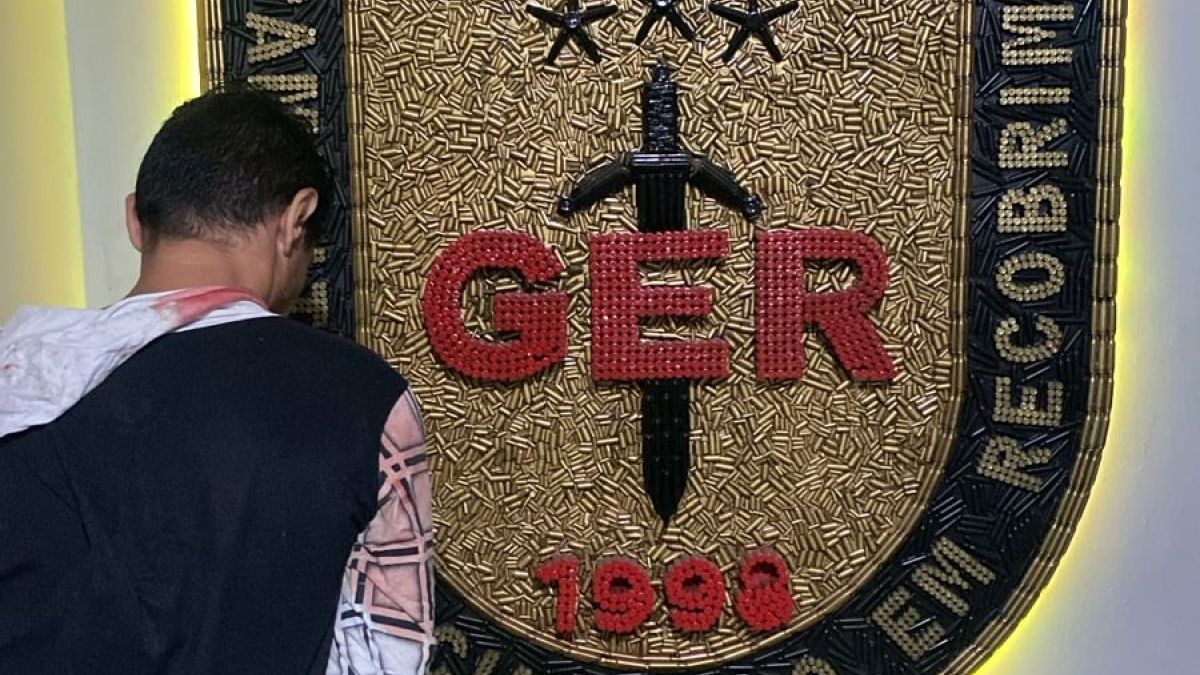 Homem é preso após roubar carro de motorista de app e tentar atropelar PMs em Contagem