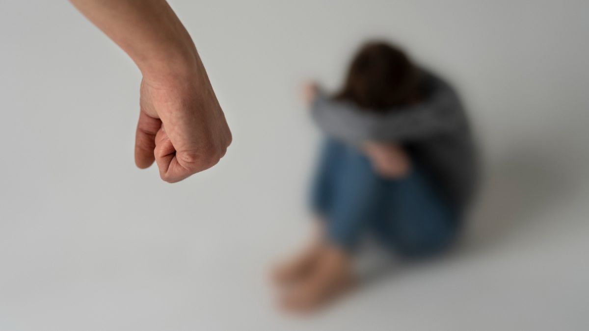 Mãe é presa suspeita de agredir filho autista adolescente em Mateus Leme, na Grande BH