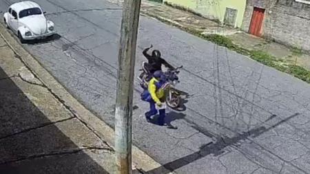 Correios se pronunciam após carteiro ser esfaqueado por motociclista em BH