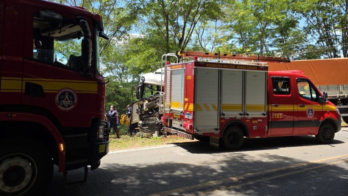 Homem morre após batida frontal entre carretas na BR-352 em Pará de Minas