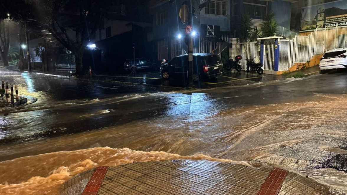 Veja imagens da tempestade em Belo Horizonte na noite desta terça-feira (2)