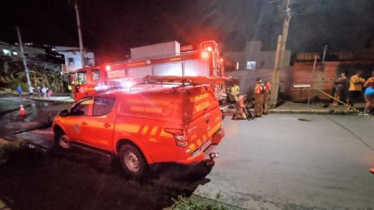 Bombeiros encontram corpo carbonizado durante incêndio em casa de São José da Lapa