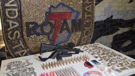 Rotam prende dupla suspeita de tráfico e apreende fuzil no Morro das Pedras, em BH