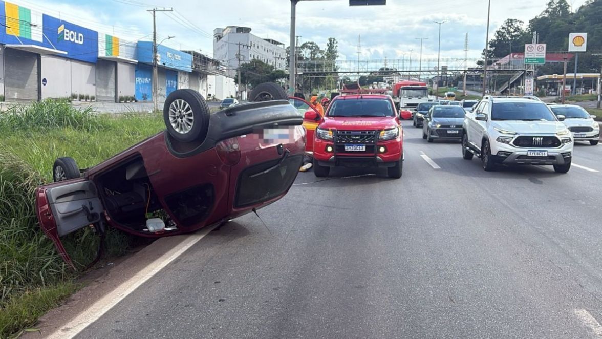 Motorista capota carro no Anel Rodoviário, em BH, e complica o trânsito