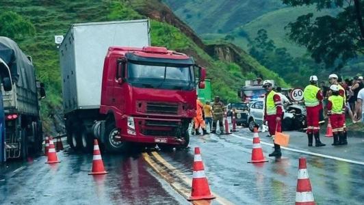 Batida entre carro e carreta mata três pessoas na BR-116 no interior de Minas