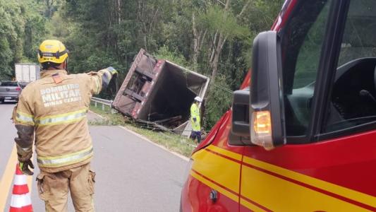 Motorista de 26 anos morre em tombamento de carreta na MG-290 no Sul de Minas