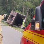 Motorista de 26 anos morre em tombamento de carreta na MG-290 no Sul de Minas