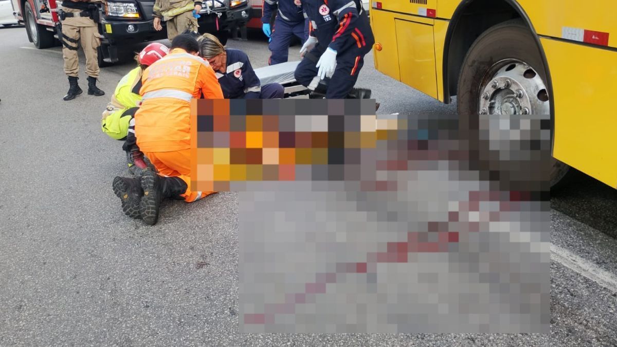 Mulher é atropelada por ônibus na Praça dos Trabalhadores, em Contagem