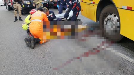 Mulher é atropelada por ônibus na Praça dos Trabalhadores, em Contagem