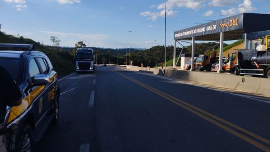 Homem fica ferido em acidente entre carro e carreta na BR-381 no interior de MG
