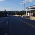 Homem fica ferido em acidente entre carro e carreta na BR-381 no interior de MG