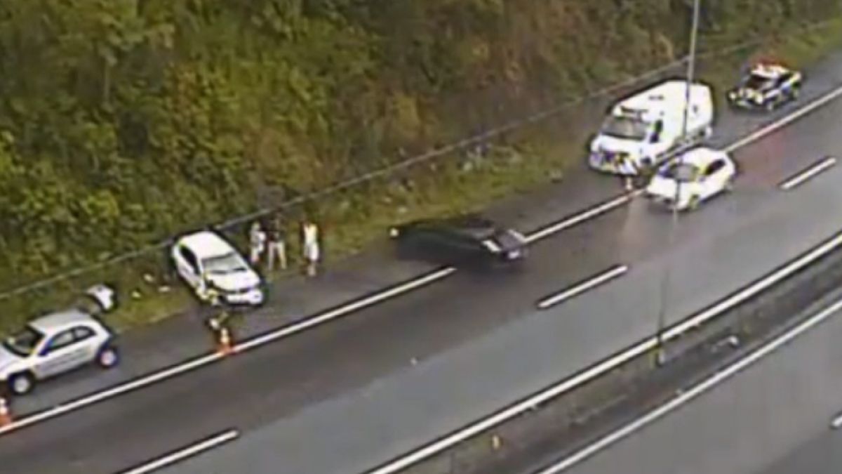 Vídeo: agentes da PRF sobrevivem após serem atropelados por carro desgovernado em SC