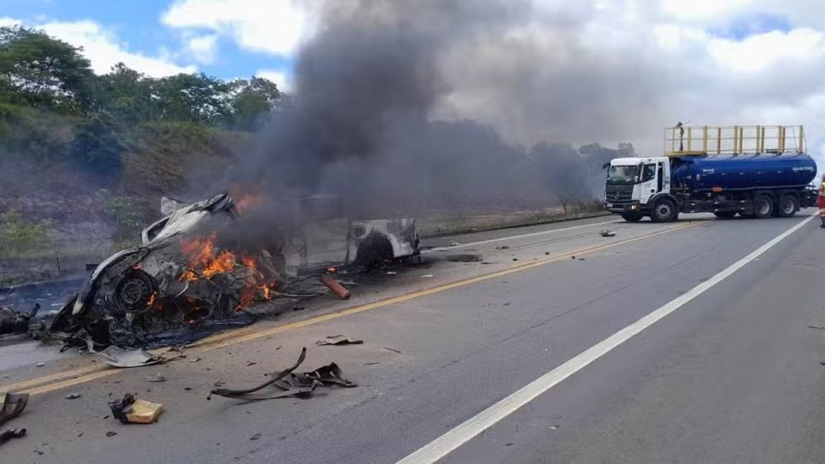 Batida frontal entre picape e Doblò deixa 11 mortos na BR-101 no Sul da Bahia