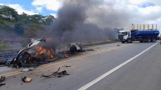 Batida frontal deixa ao menos 11 mortos na BR-101 no Sul da Bahia