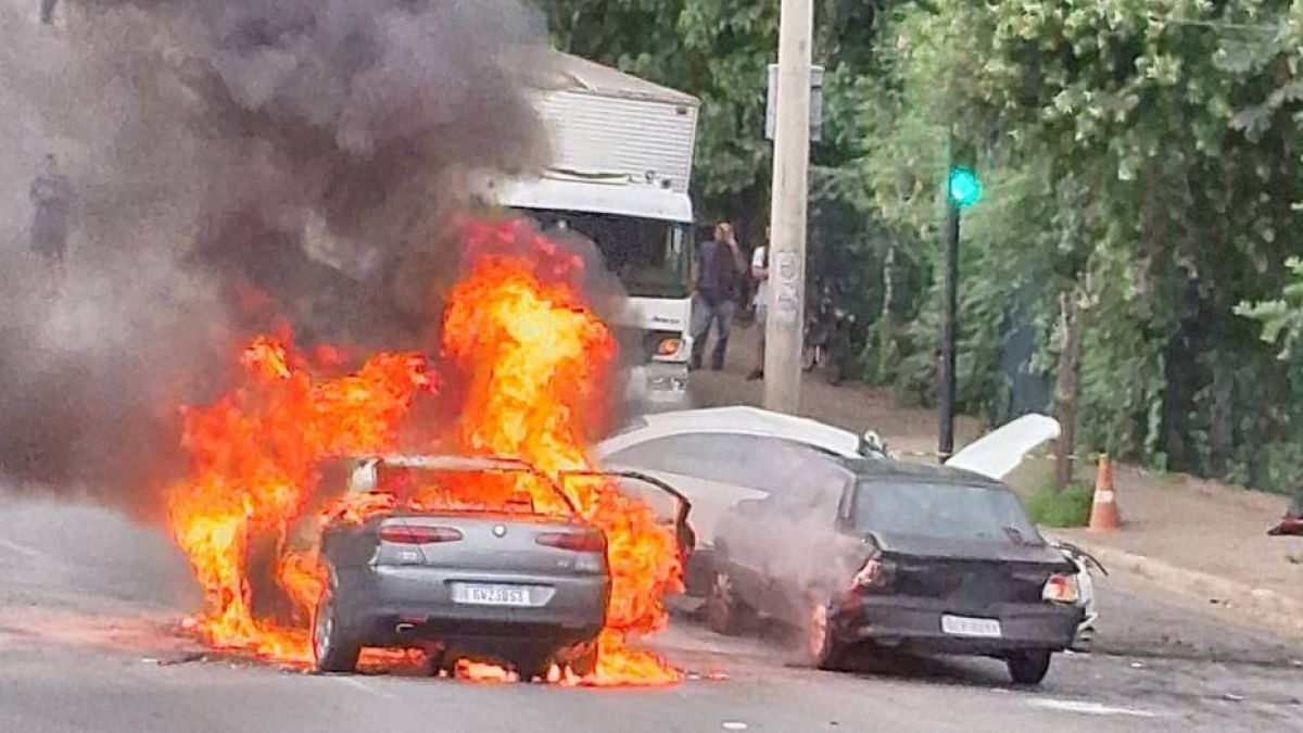 Vídeo: caminhão sem freio bate em três carros e deixa uma pessoa ferida em Contagem