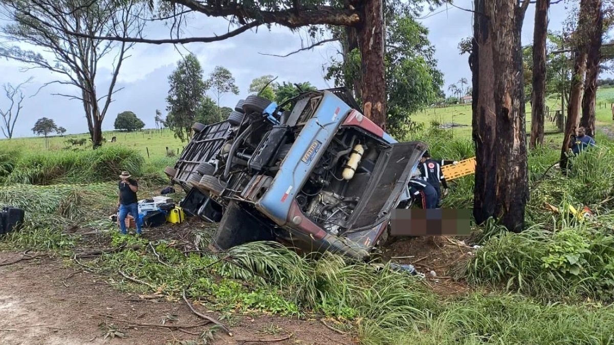 Sobe para 5 número de mortos em acidente com ônibus na BR-365 em Patos de Minas