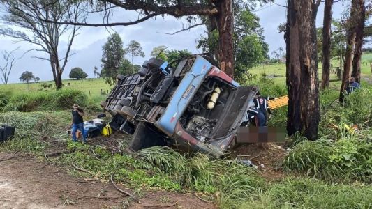 Sobe para 5 números de mortos em acidente com ônibus na BR-365 em Patos de Minas