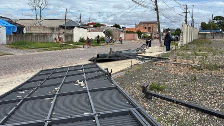 Tornado derruba árvores, destelha casas e deixa rastro de destruição no PR