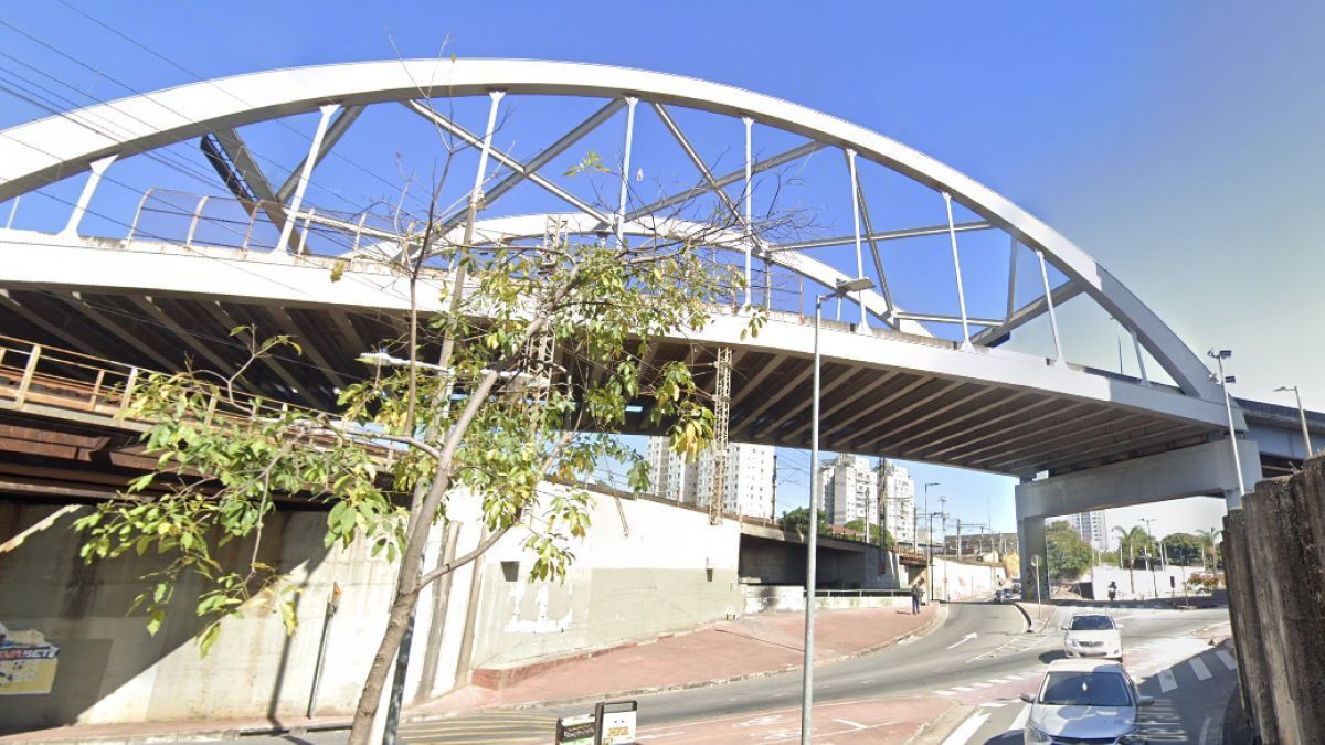 Homem é detido após jogar barra de ferro de cima de viaduto e acertar carro em BH