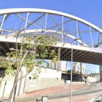 Homem é detido após jogar barra de ferro de cima de viaduto e acertar carro em BH