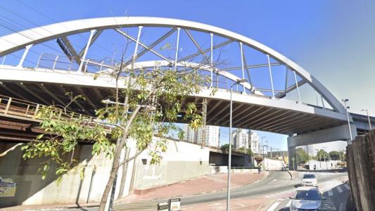 Homem é preso após jogar barra de ferro de cima de viaduto e acertar carro em BH