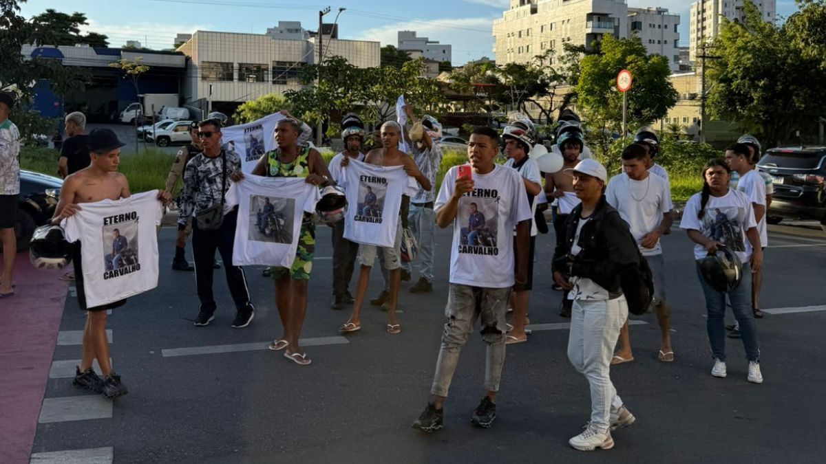 Vídeo: população protesta em avenida de BH onde motociclista morreu atropelado por Hilux