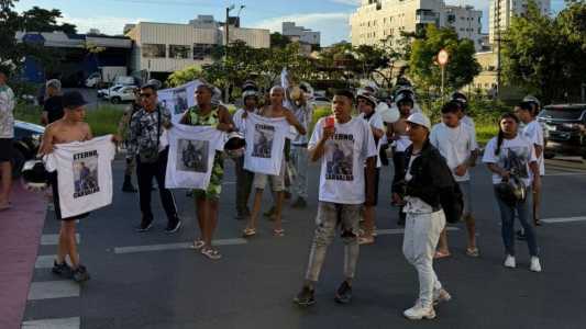 População protesta em avenida de BH onde motociclista morreu atropelado por Hilux