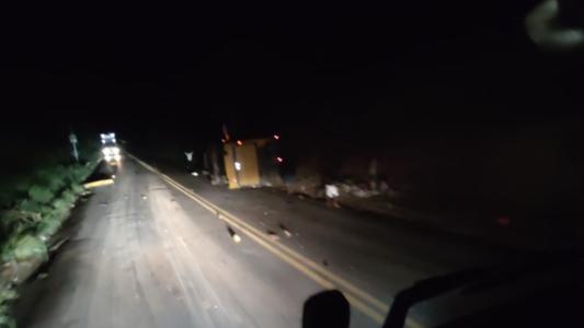 Ônibus tomba e deixa feridos na BR-251 na Serra de Francisco Sá, no Norte de Minas