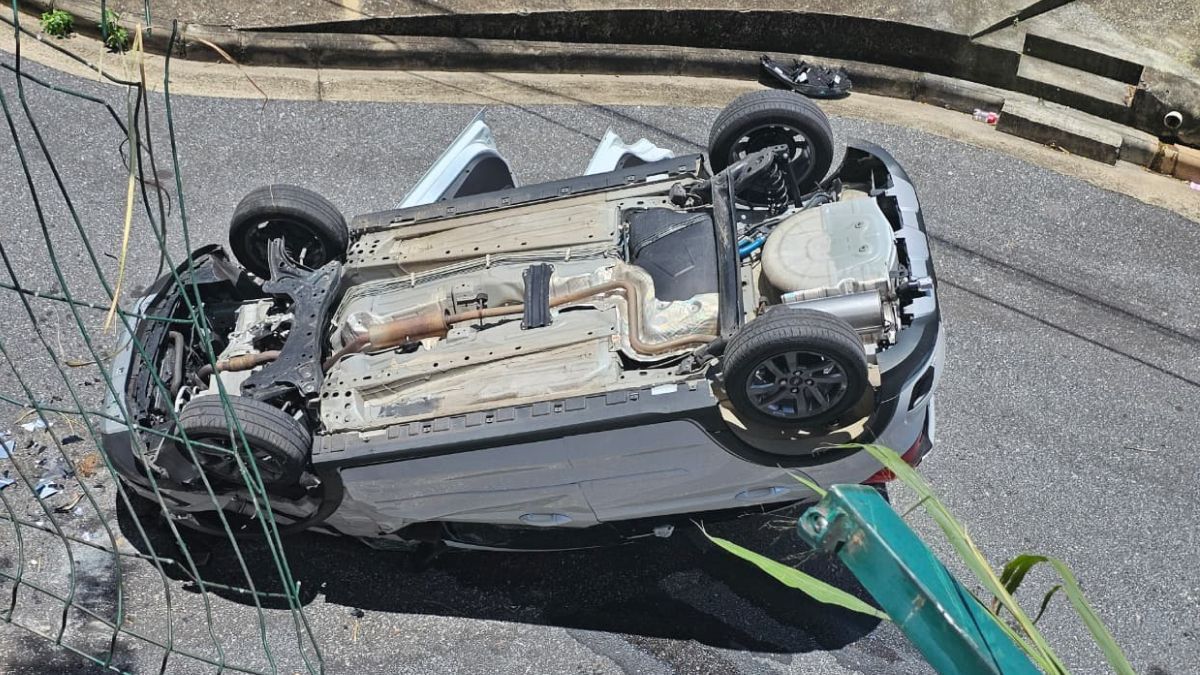 Vídeo: mãe se distrai com filho, perde o controle da direção e capota o carro em BH