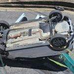 Vídeo: mãe se distrai com filho, perde o controle da direção e capota o carro em BH