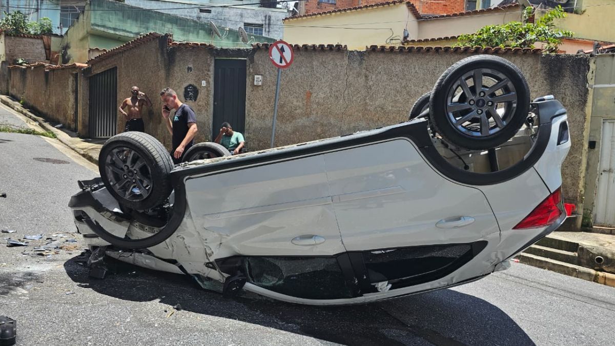 Vídeo: mãe e filho sobrevivem a capotamento impressionante no bairro União, em BH