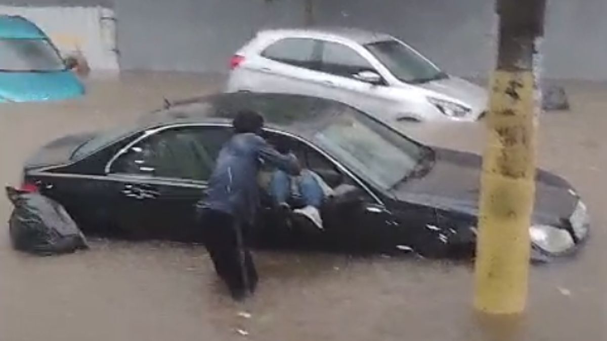 Vídeo: homem em situação de rua salva motorista de Mercedes durante inundação em BH