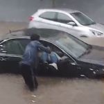 Vídeo: homem em situação de rua salva motorista de Mercedes durante inundação em BH