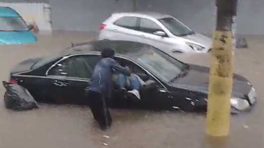 Homem em situação de rua salva motorista de Mercedes durante inundação em BH