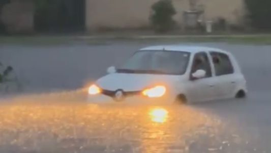 Chuva forte alaga ruas, deixa motoristas ilhados e mobiliza os bombeiros em Itaúna