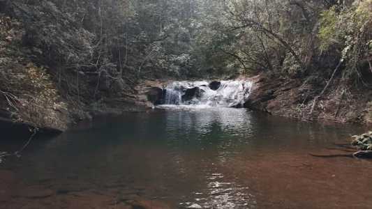 Jovem morre afogado em cachoeira de Rio Acima, na Grande BH