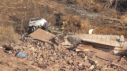 Motorista morre após carreta carregada com salsichas cair de ribanceira na BR-452 em MG