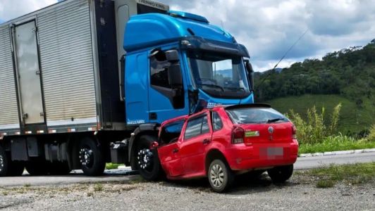 Batida frontal entre caminhão e carro mata duas pessoas na BR-267 em Minas