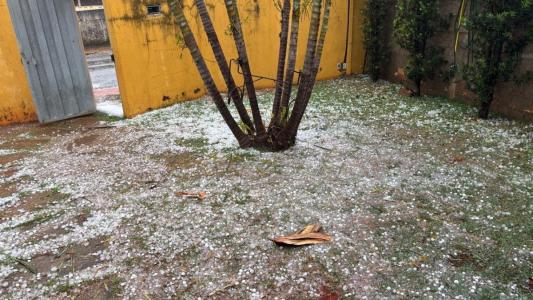 Moradores filmam forte chuva de granizo em Luz, no interior de MG, nesta sexta