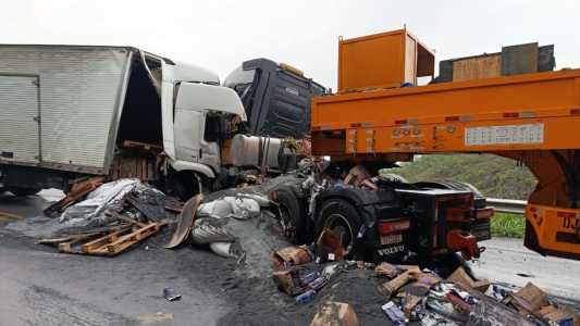 Caminhoneiro morre após batida com carreta com carga de 89 toneladas na BR-354 em MG
